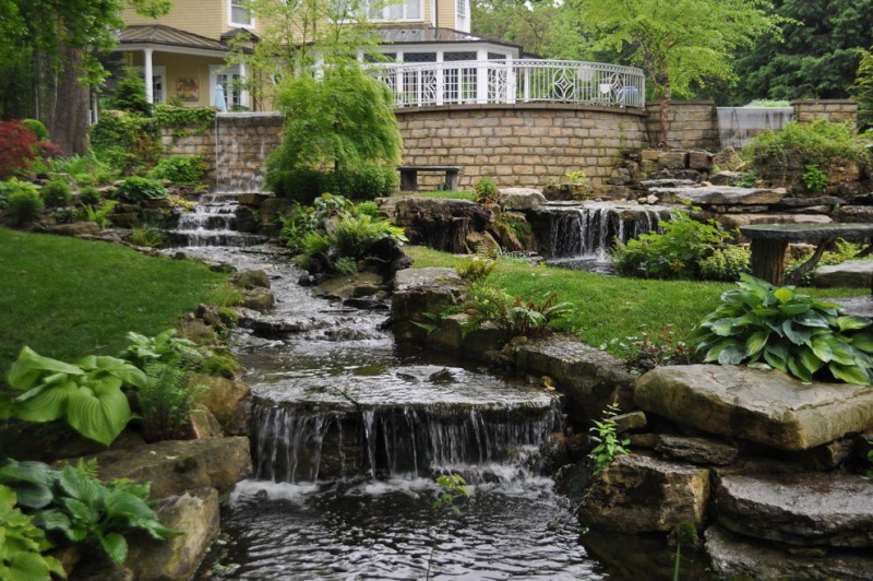 paysagiste-ST LEGER-min_landscaping-rock-louisville-ky-traditional-landscape-and-boulders-brick-wall-bushes-grass-koi-law